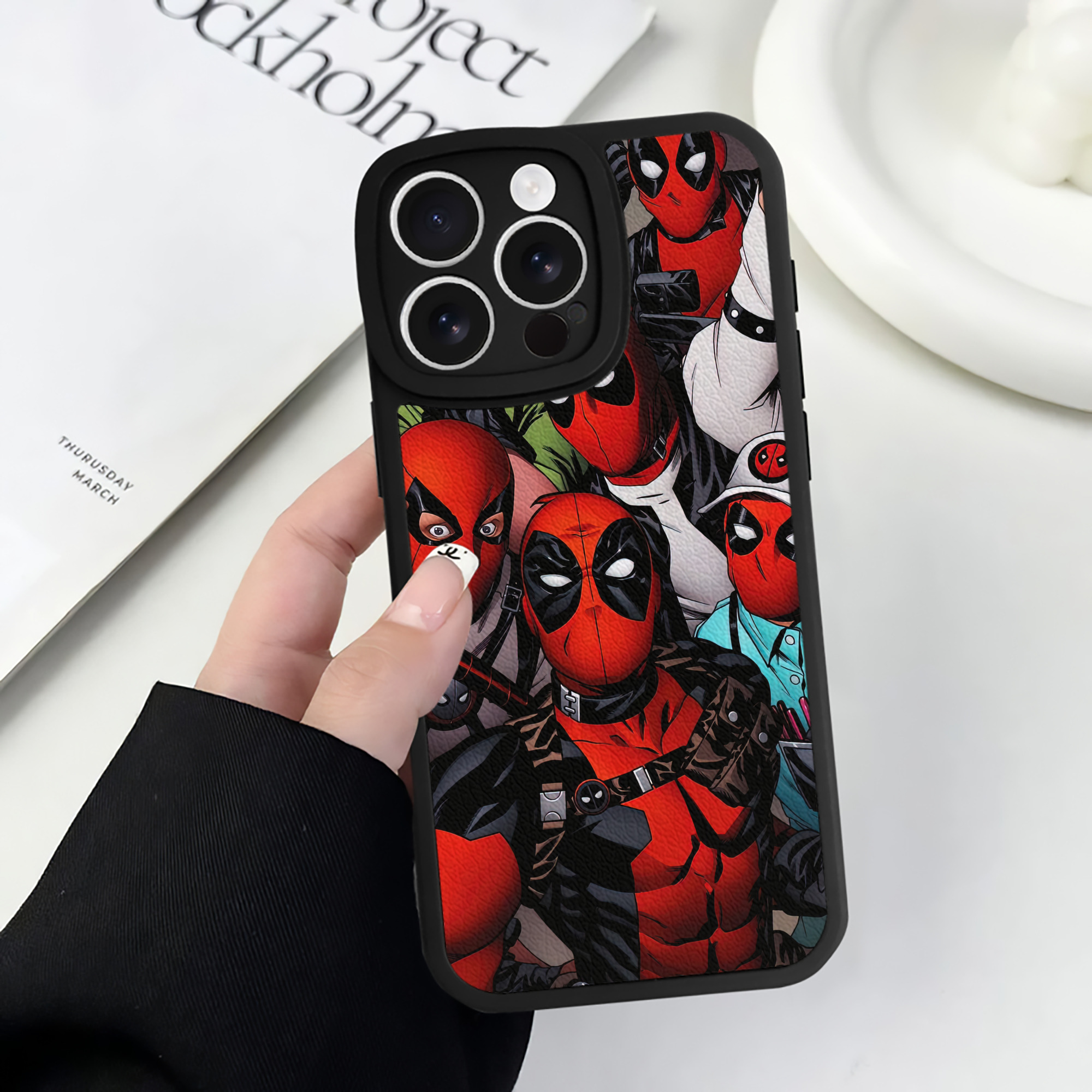 （画像用） Deadpool デッドプール 【iPhone 16シリーズ対応】シリコンスマホケース（レザー調） 材質：シリコン